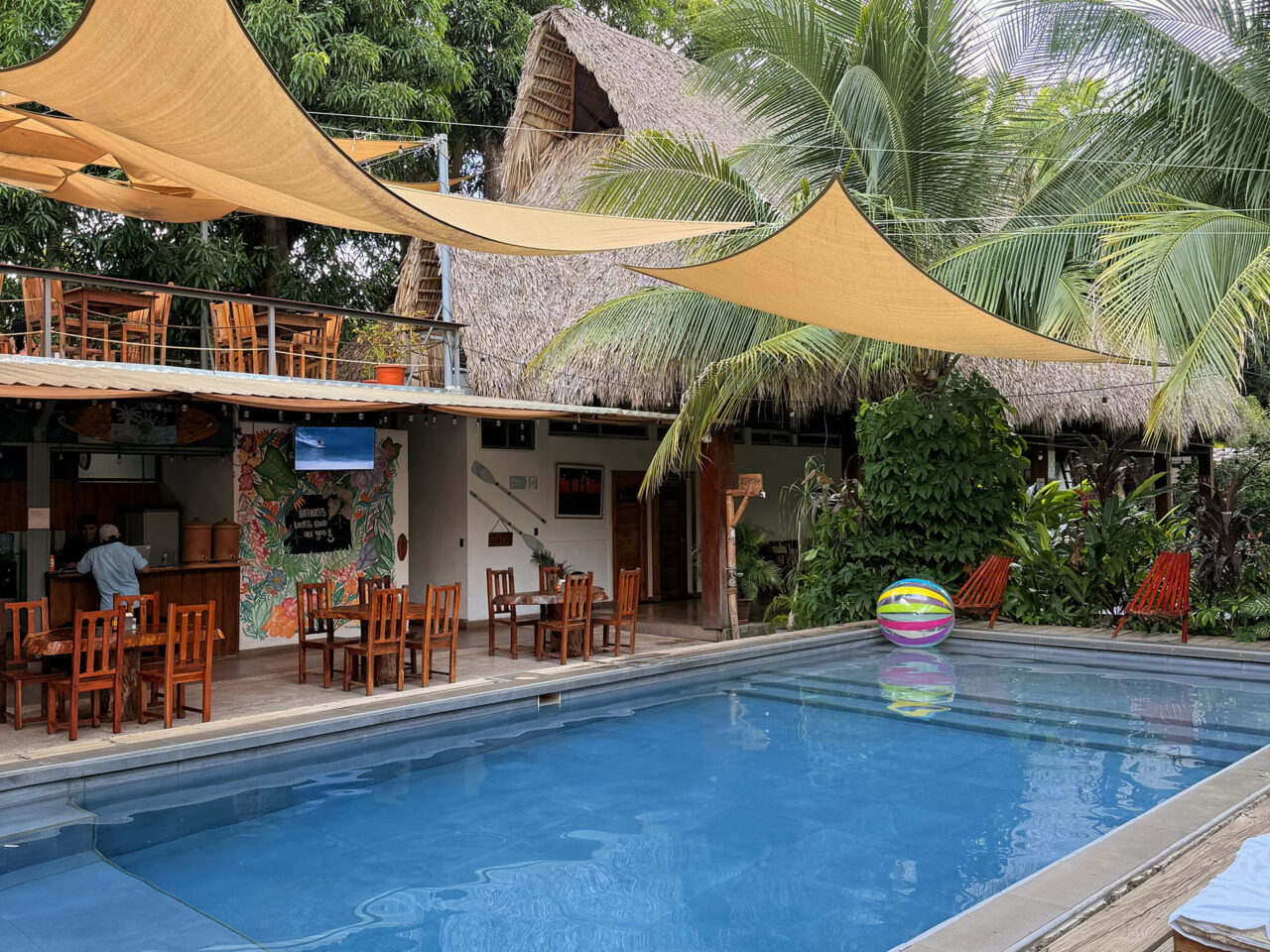 Michanti-El-Zonte-Surfcity-El-Salvador-Pool-Restaurante-11
